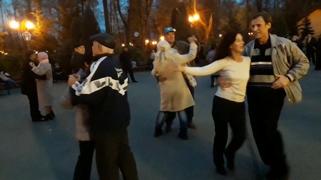 Медленно, медленно ночь сходит с ума!!!??Танцы в парке Горького!!!??Харьков 2021 смотреть онлайн