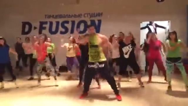 Zumba с Мишей Семеновым в D-FUSION смотреть онлайн