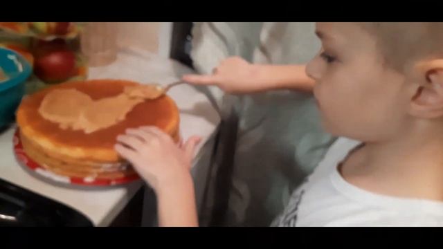 Выходные у бабули. Кирилл  готовит осенний тортик.