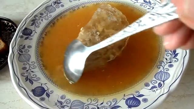Холодец с хлебным квасом и хреном. Рецепт моего папы. Кажется несовместимые продукты, но вкусно. смотреть онлайн