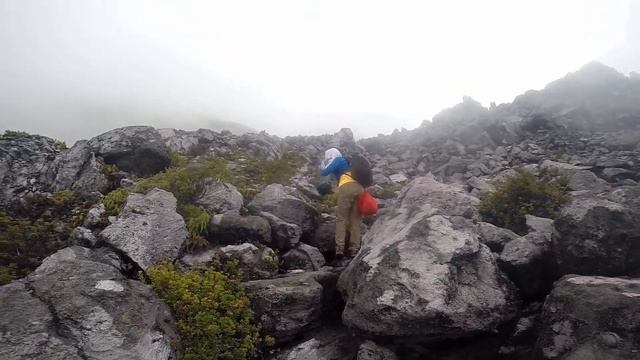 Hiking in Mount Apo, Philippines смотреть онлайн