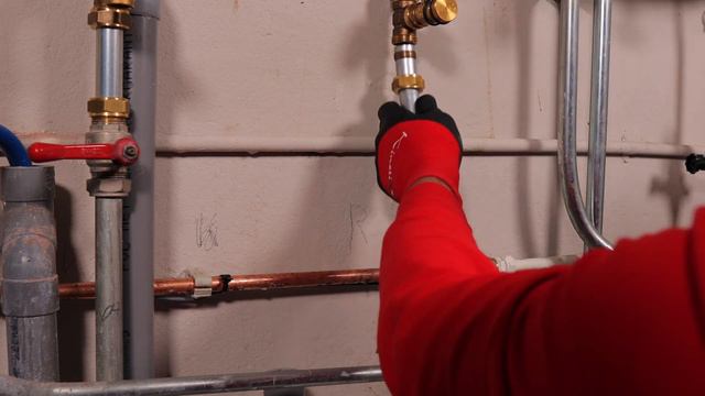 Drama! Lekkende, verroeste cv-kraan: Pro-loodgieter laat zien hoe je dit simpel repareert смотреть онлайн