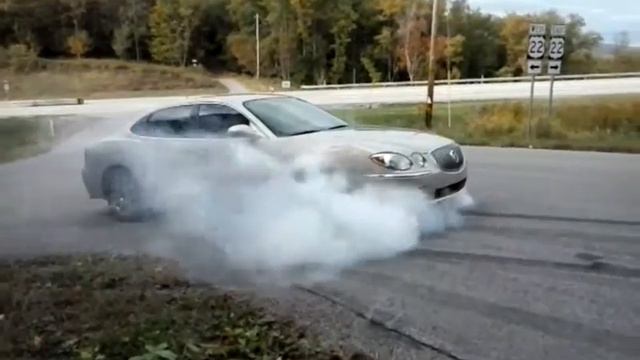 2009 Buick Lacrosse Smokey Burnout смотреть онлайн
