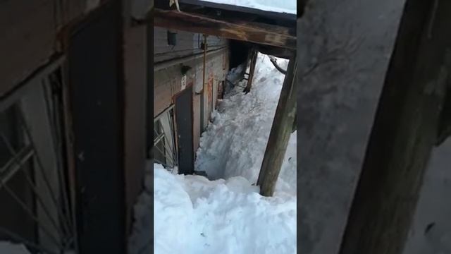 В Саратове коммунальщики завалили снегом вход в квартиру пенсионерки