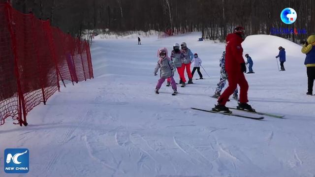 GLOBALink | Having fun at ski resort in Heilongjiang, China смотреть онлайн