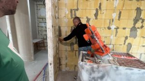 Как правильно работать с лазерным нивелиром для определения толщины штукатурного слоя на стене