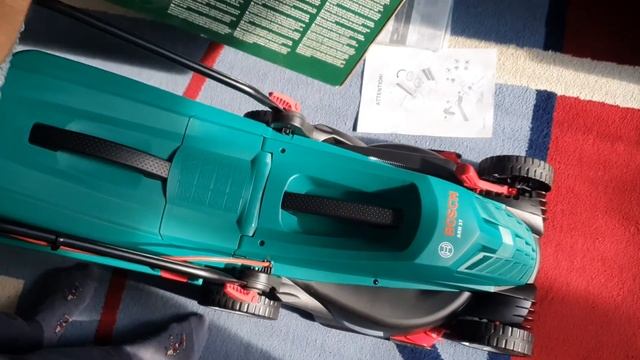 Распаковка — Газонокосилка электрическая Bosch ARM 37 (0.600.8A6.201) смотреть онлайн