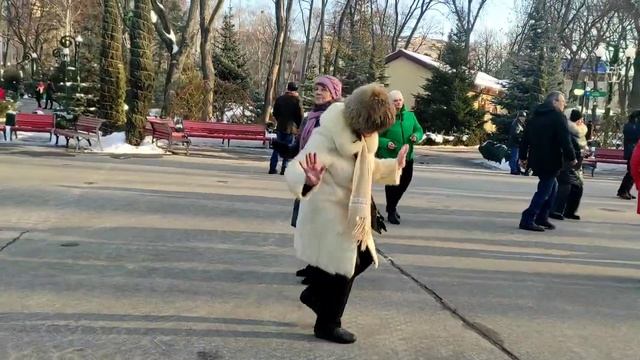 ТАНЦЫ В ПАРКЕ ГОРЬКОГО/РЕТРО ПАРК/ХАРЬКОВ/ФЕВРАЛЬ 2022??? смотреть онлайн