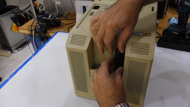 Macintosh 512K Part 1: Unboxing and Restoration смотреть онлайн