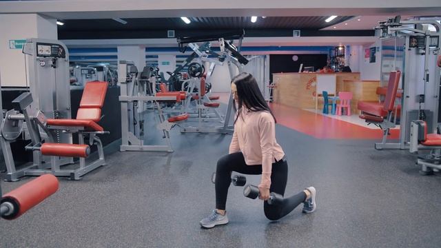 Выпады на месте с гантелями