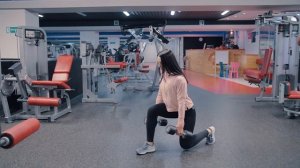 Выпады на месте с гантелями