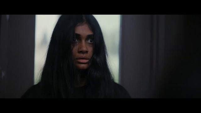 Трейлер "ЭТО ЖИВЕТ ВНУТРИ" (2023) Меган Сури, Мохана Кришнан, триллер смотреть онлайн