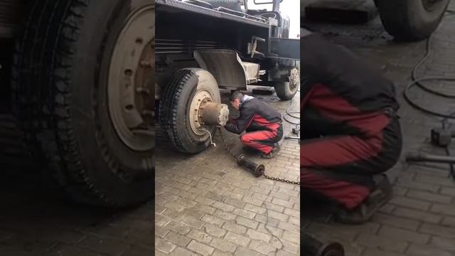 Обратный молоток для снятия ПРИКИПЕВШИХ колес смотреть онлайн