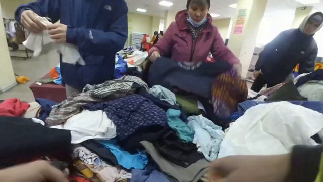 СЕКОНД-ХЕНД ПАТРУЛЬ | ГОРА ШМОТА НА ЗАВОЗЕ | УРВАЛИ CHAMPION, TOMMY HILFIGER, RALPH LAUREN смотреть онлайн