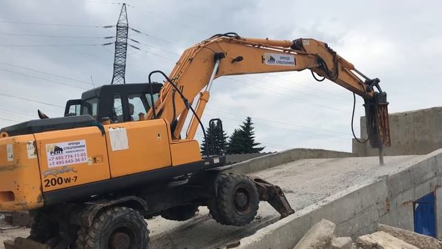 Работа экскаватора с гидромолотом смотреть онлайн