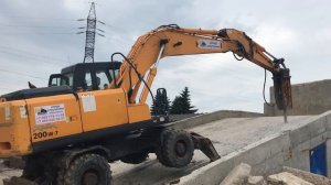 Работа экскаватора с гидромолотом