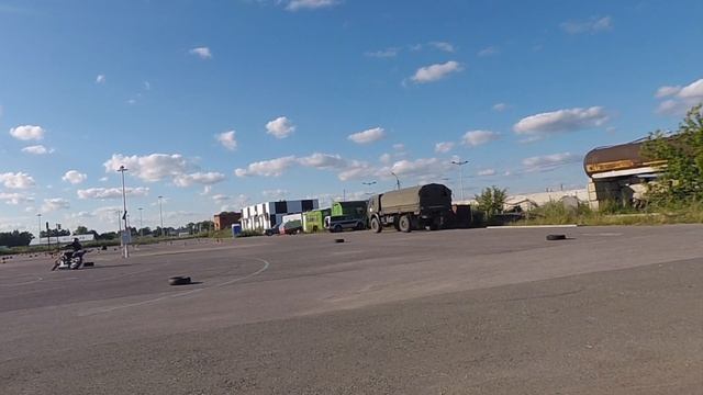Отрабатываем "восьмерку" на мото смотреть онлайн