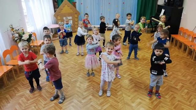 Танец "У каждого мама своя" средняя группа 2020г смотреть онлайн