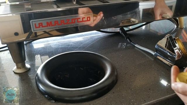 Чистка кофемолки Nuova Simonelli Mythos One