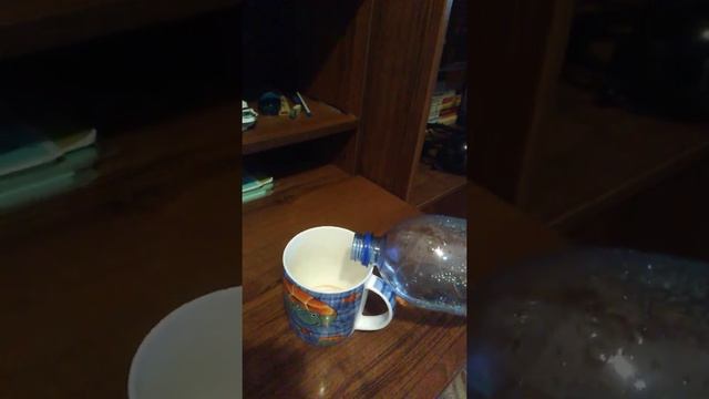 Как налить воду в стакан #shorts смотреть онлайн