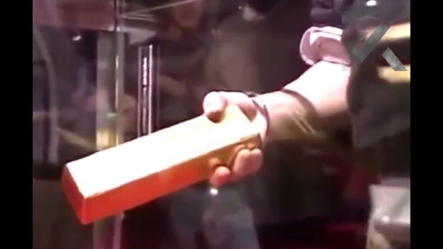 OMG ! A Man got 12.5 Kg Gold Bar Out Of Glass Box. What a Luck смотреть онлайн
