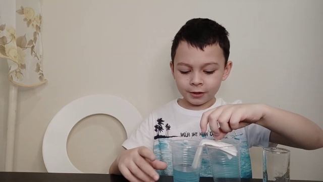 Эксперимент: как поменять цвет воды с помощью йода... смотреть онлайн