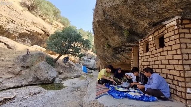 Decorating the shelter with my brothers with mother's cooking смотреть онлайн