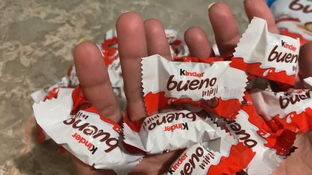 Kinder Joy / kinder bueno mini New Crispy Creamy Chocolate Bite смотреть онлайн
