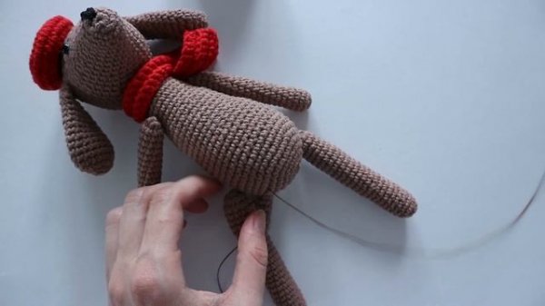 Нитяное крепление конечностей игрушки вязаной крючком