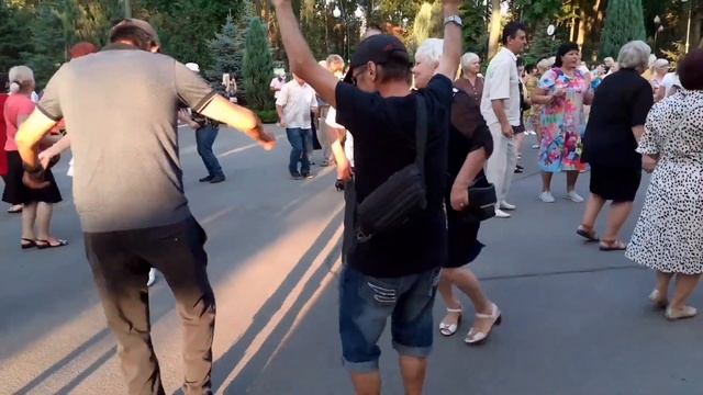 ДЕВОЧКА В ПЛАТЬЕ ИЗ СИТЦА! ТАНЦЫ ХАРЬКОВ УКРАИНА СЧАСТЛИВЫЕ МОМЕНТЫ смотреть онлайн