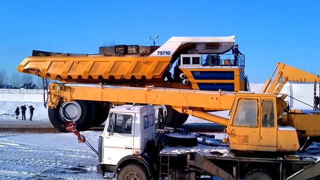 БелАЗ-75710 совершает круг по полигону с 503.5 т. смотреть онлайн