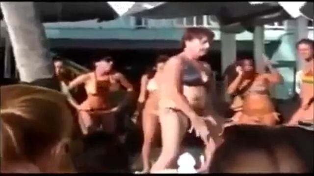 Пожилая тетка в мини отрывается на молодежной вечеринке смотреть онлайн