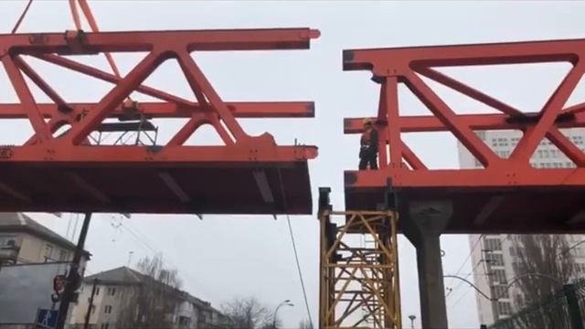 Строительство пешеходного моста. Монтаж пролетного строения (ферма) - часть 1 смотреть онлайн