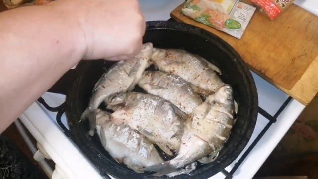 Сегодня мы покажем как вкусно пожарить рыбу на сковороде. смотреть онлайн