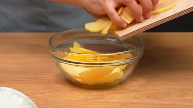 With an apple and puff pastry you may prepare the perfect dessert in 5 min! Daily recipe! смотреть онлайн