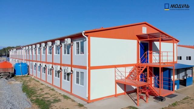 Посёлок строителей трассы М-12. Быстровозводимые модульные здания (4700 кв.м). Съёмка 4К с воздуха.