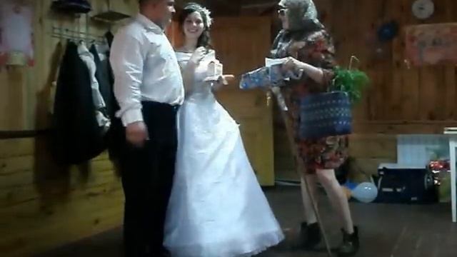 ПРИКОЛ НА СВАДЬБЕ БАБУЛЯ ЖЖОТ 1 СМОТРИТЕ ДО КОНЦА!!!!!!!!!!!!!!!!!!!!!! смотреть онлайн