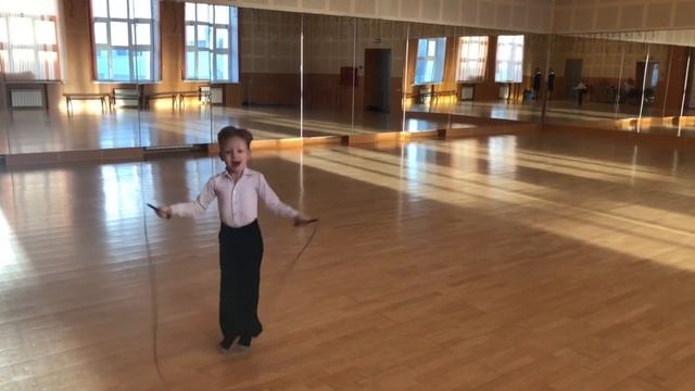 ЧУБАРОВ ДЕНИС спорт. CHUBAROV DENIS sport? 4 летний мальчик прыгает на скакалке.ПРЫЖКИ на СКАКАЛКЕ? смотреть онлайн