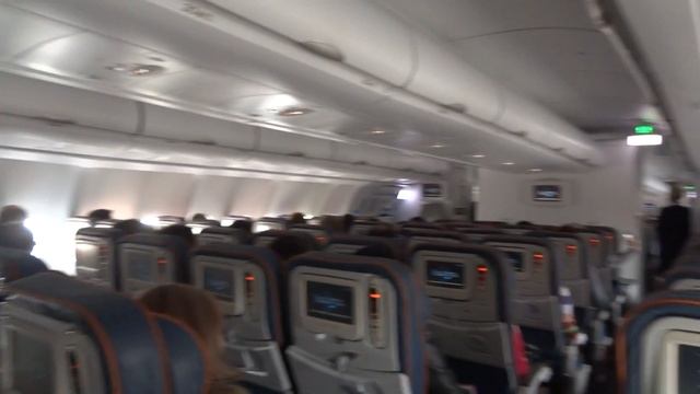 Ну очень комфортный самолет! Летим в Сочи! смотреть онлайн