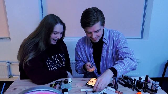 парень (не мой) делает мне макияж Кэт из сериала "эйфория" смотреть онлайн