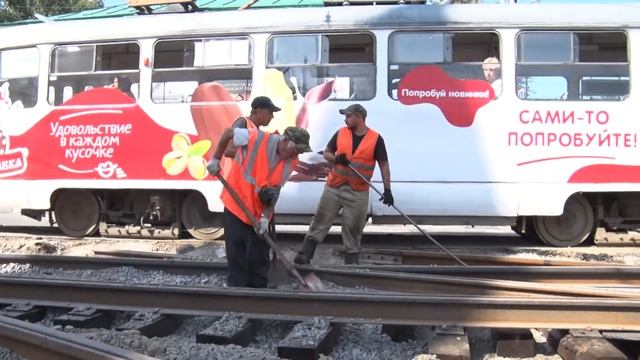 На перекрёстке Ленина - Железной Дивизии обновляют стрелочные переводы