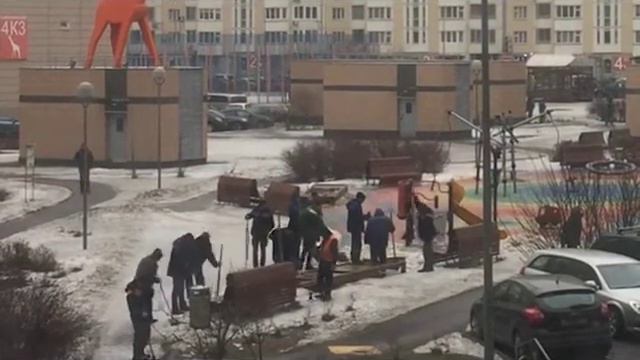 giraffe во дворе смотреть онлайн