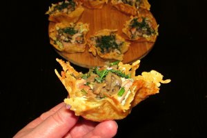 Новогодняя закуска Хрустящие сырные корзиночки с сочной начинкой