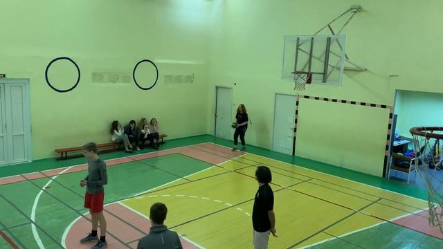 ВОЛЕЙБОЛ : ИГРА 8А ПРОТИВ 8В (1 ЧАСТЬ) смотреть онлайн