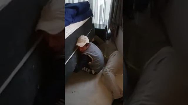 Ноги под кроватью... смотреть онлайн