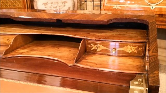 Bureau de pente d'époque Louis XV dans le magasin d'antiquités смотреть онлайн