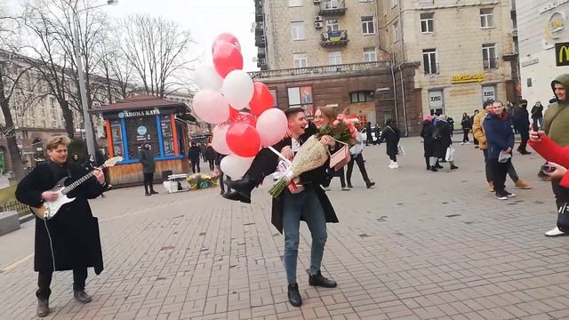 Выходи за меня замуж!!! Признание в любви на Крещатике. смотреть онлайн