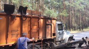 Мусоровоз ГАЗ загружает контейнеры, с мусором, объемом 0,8 куб.м в Калуге
