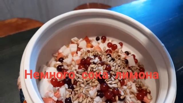 Салат"Мэри".Необычный!С моцареллой и крабовыми палочками. смотреть онлайн