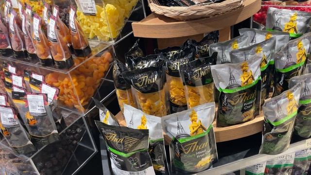 Bangkok. Вблизи отеля The Cottage Cuvarnabhumi. ТЦ Robinson.